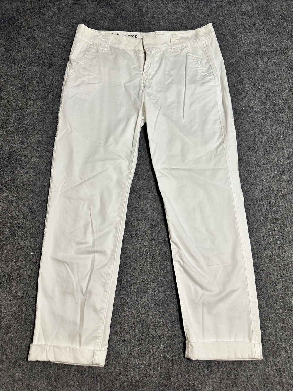GAP Boyfriend Chino Crop pants in white. These casual, mid-rise cropped trousers